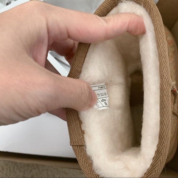 Ugg Classic II Graphic Stitch Boots - Picture 4 of 4